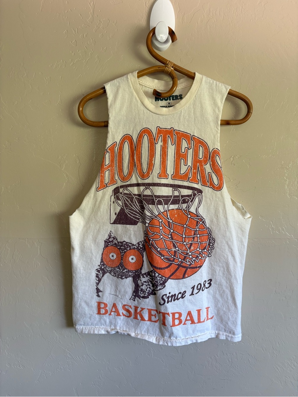 Hooters Basketball 100% Cotton Cut Off Sleeveless Tank Top T-Shirt Size Medium